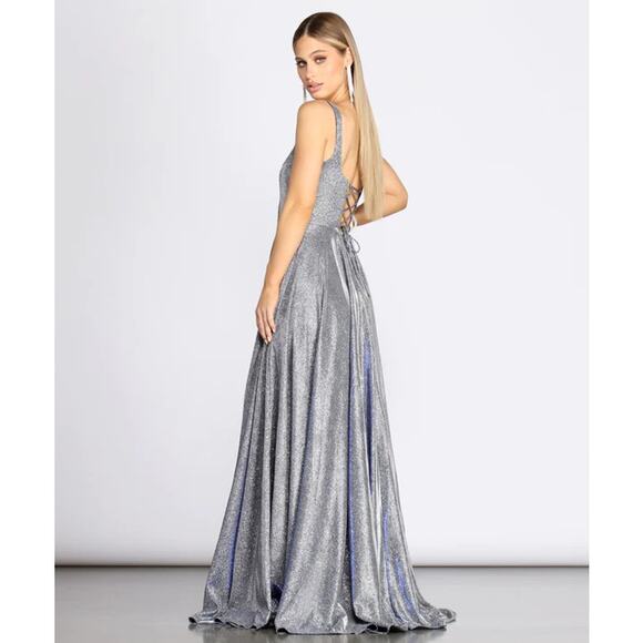 Elegant Silver Evening Gown - Picture 2 of 13